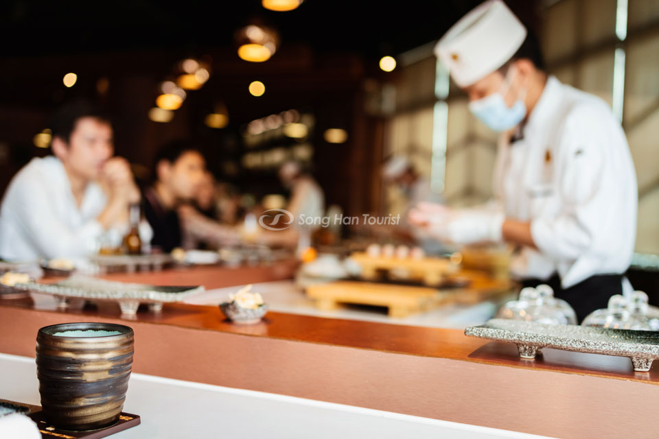 Lựa chọn vị trí ngồi gần đầu bếp khi trải nghiệm omakase