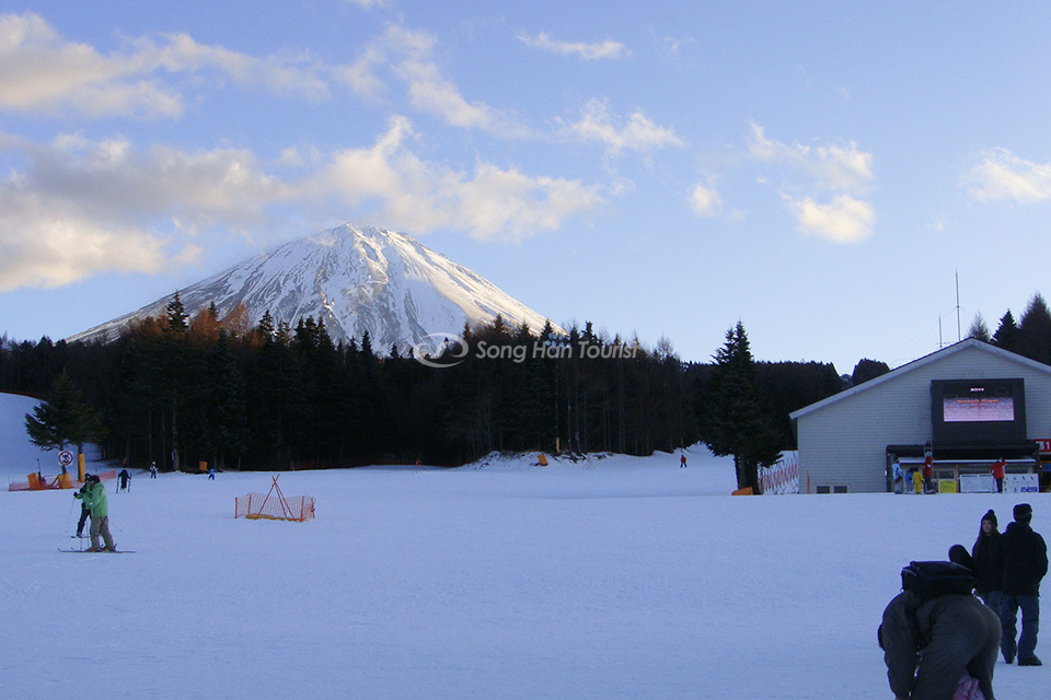 truot-tuyet-tren-nui-phu-si-fuji-skiing