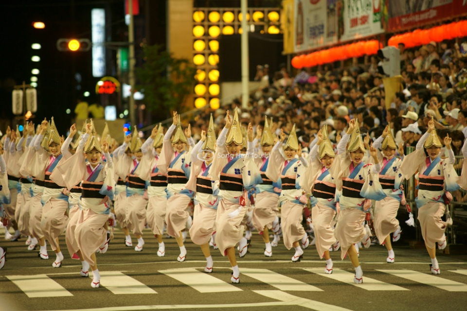 Điệu múa truyền thống Bon Odori vô cùng thu hút.