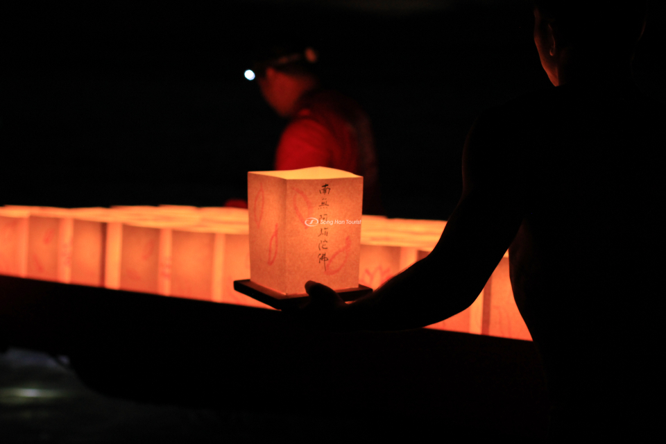 Một số khu vực lại có tục thả đèn trên sông để tiễn đưa linh hồn người đã khuất.