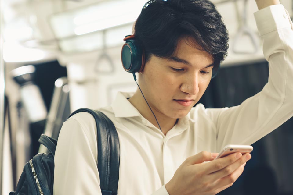 Di tàu điện tại Nhật Bản