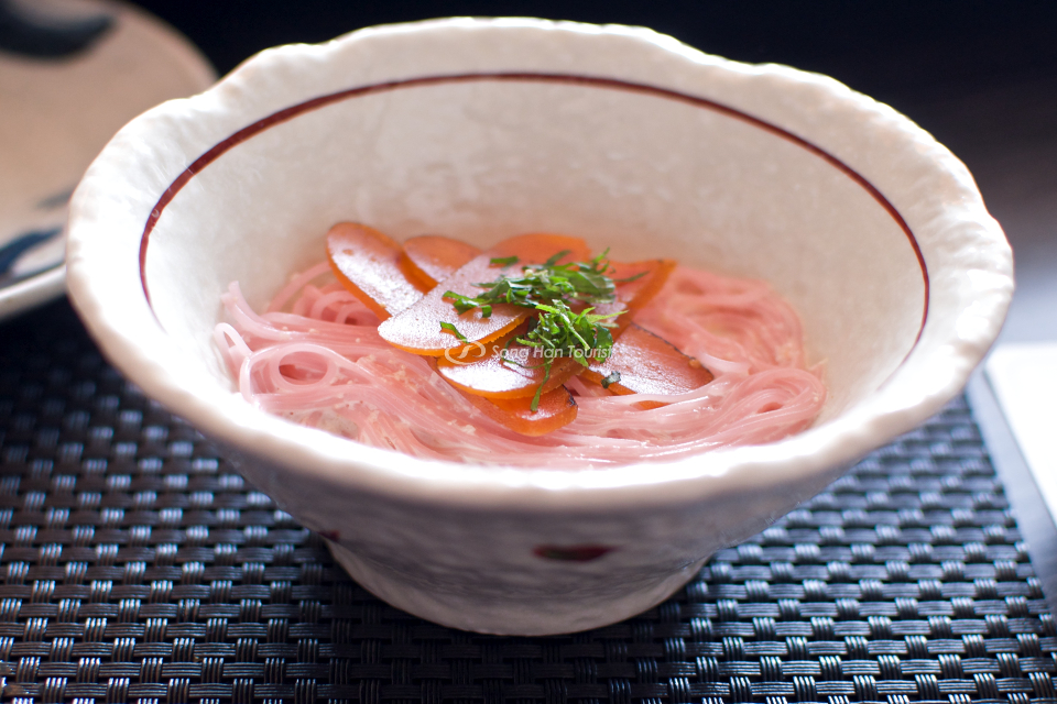 mi-lanh-hoa-anh-dao-la-mon-an-ban-nhat-dinh-phai-thu-mot-lan