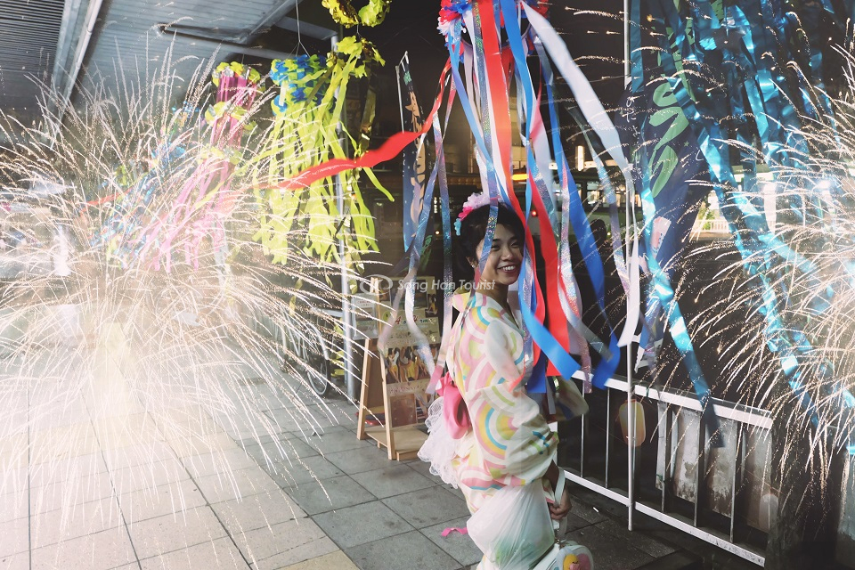 Wearing a yukata and a fireworks display is a beauty in Japanese culture.