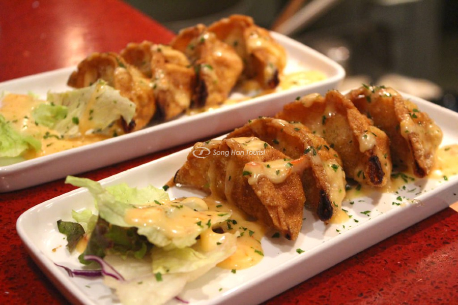  Gyoza chiên giòn dùng kèm với nước sốt hấp dẫn