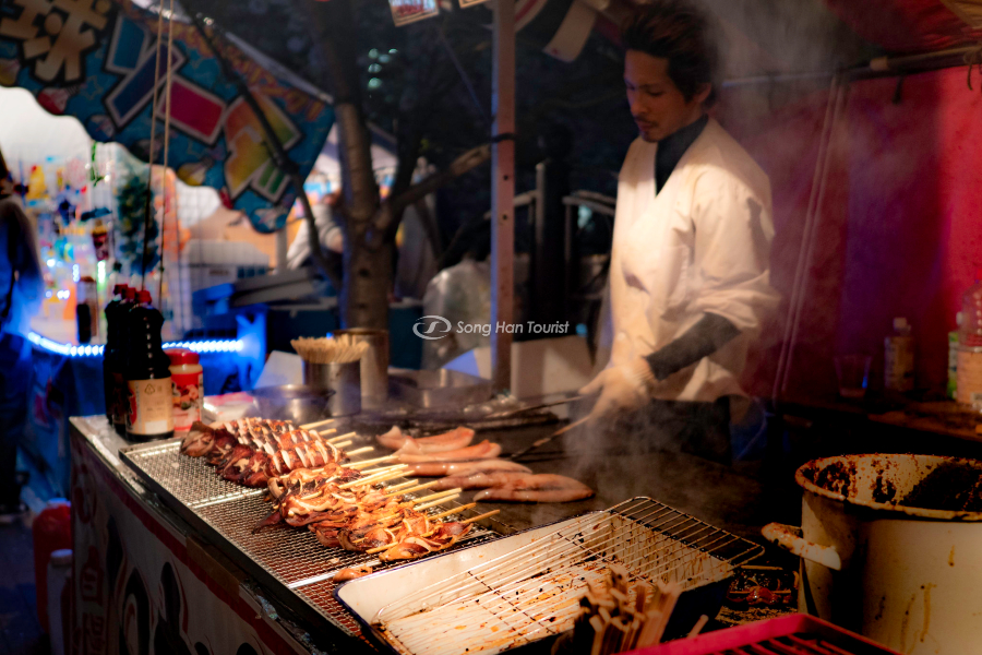 Ikayaki là món ăn đường phố đặc sắc của Osaka