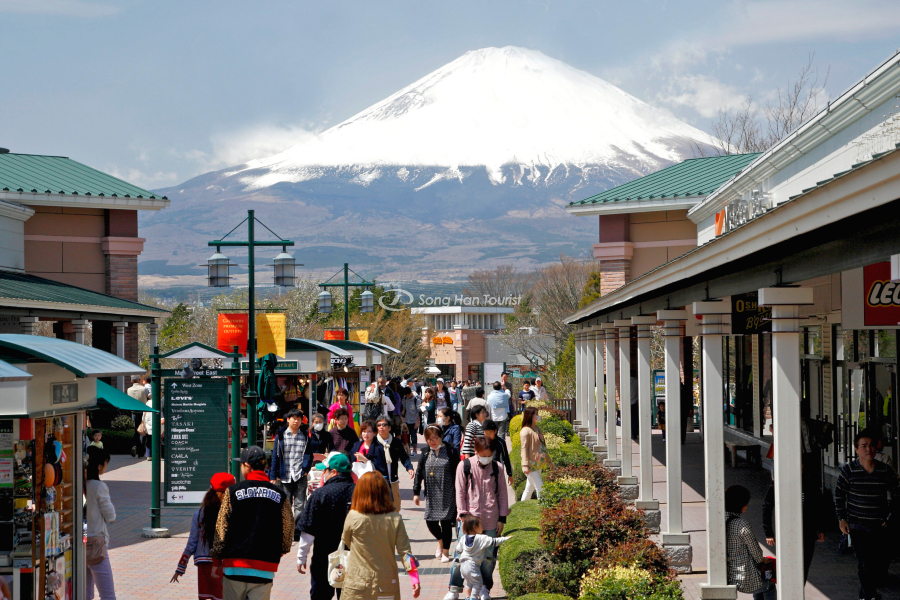Mua sắm thỏa thích tại trung tâm thương mại sầm uất