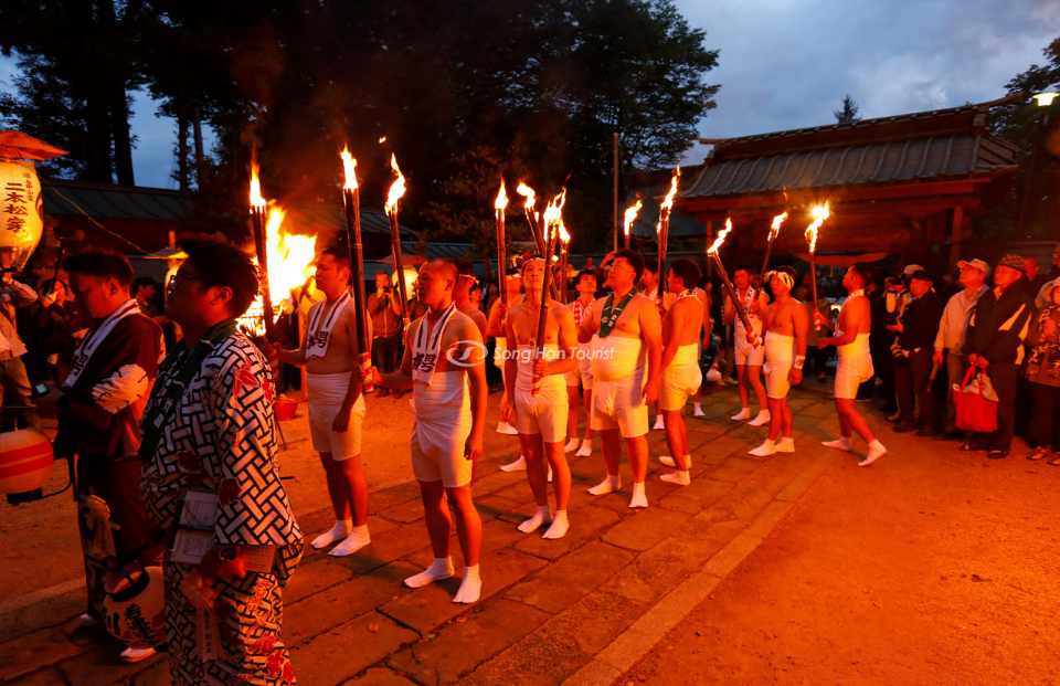 Cac tu si cung nhau cau nguyen va bat dau nghi thuc dot lua thieng.