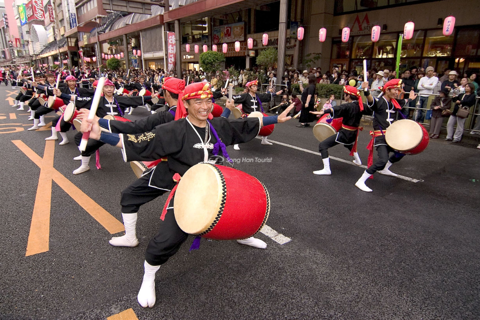 Nhung dieu nhay truyen thong duoc trinh dien doc nhung tuyen pho chinh.