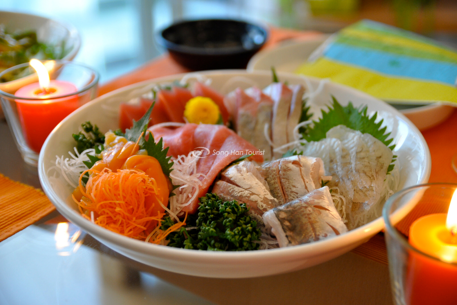 Sashimi được dùng kèm với nhiều loại rau củ khác nhau