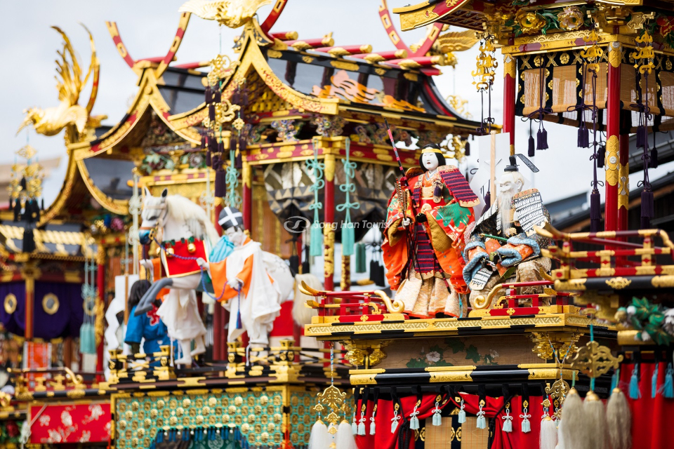 Chiec kieu ruoc nhieu mau sac day noi bat.