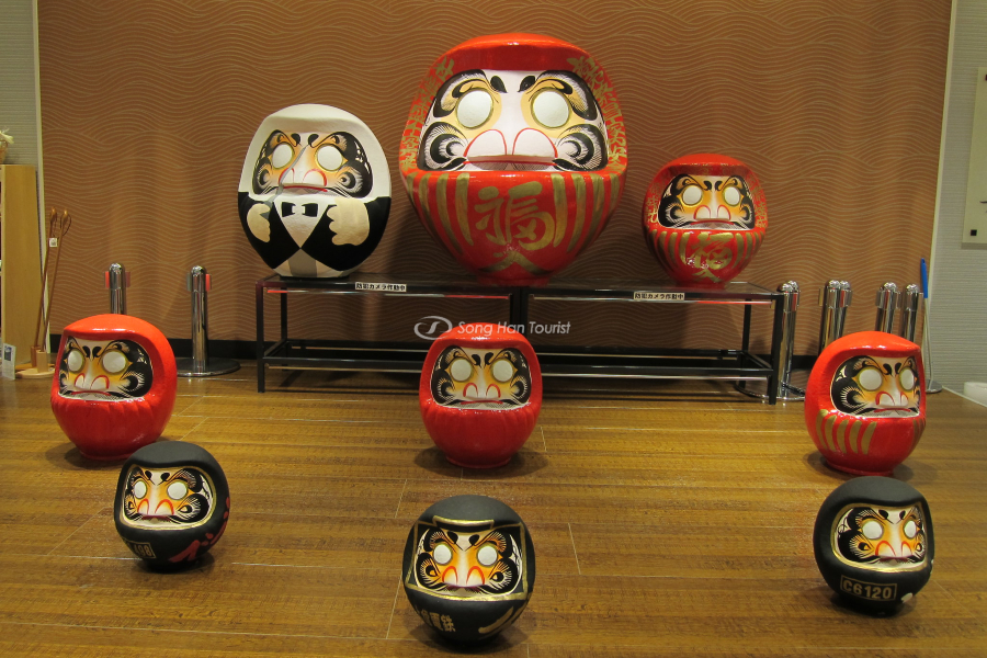 lat-dat-daruma-duoc-trung-bay-tai-các-chua-nhat-ban