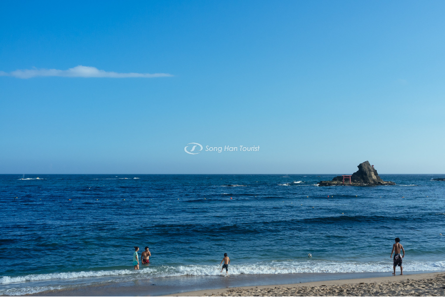 Bãi biển trong xanh vào mùa hè ở Nhật