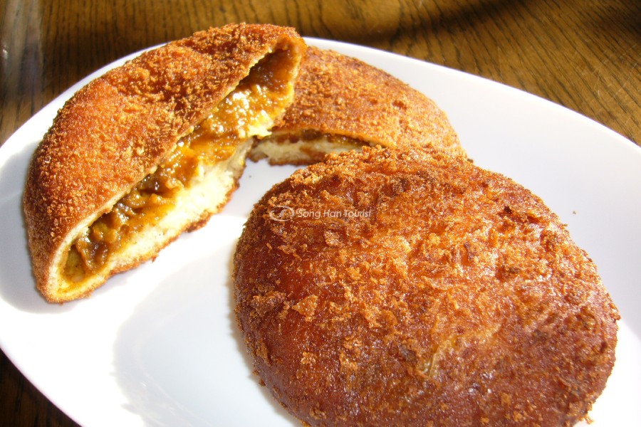 Bánh mì cà ri nổi tiếng với cách chế biến độc đáo 