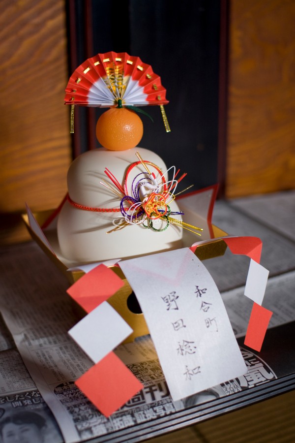 Bánh Mochi được mang dâng lên các vị thần