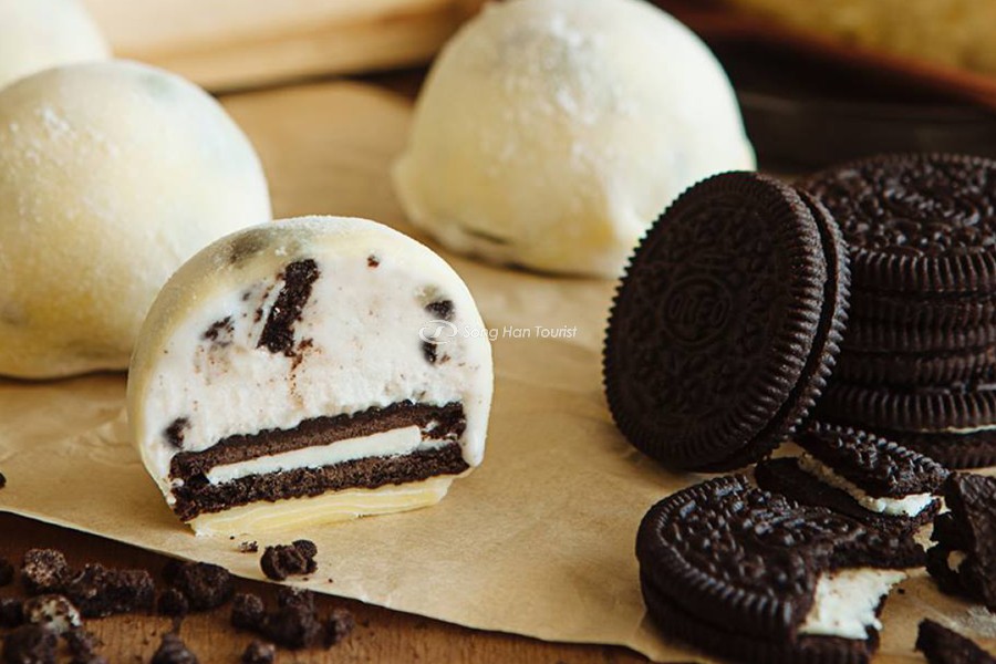 Bánh mochi với phần nhân là Oreo