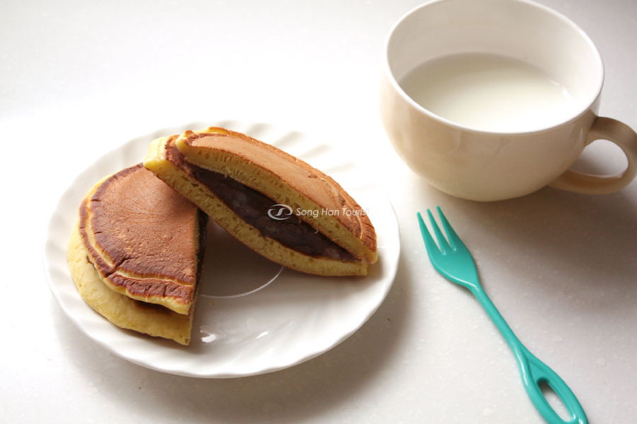 Bánh rán huyền thoại mà chú mèo máy Doraemon yêu thích