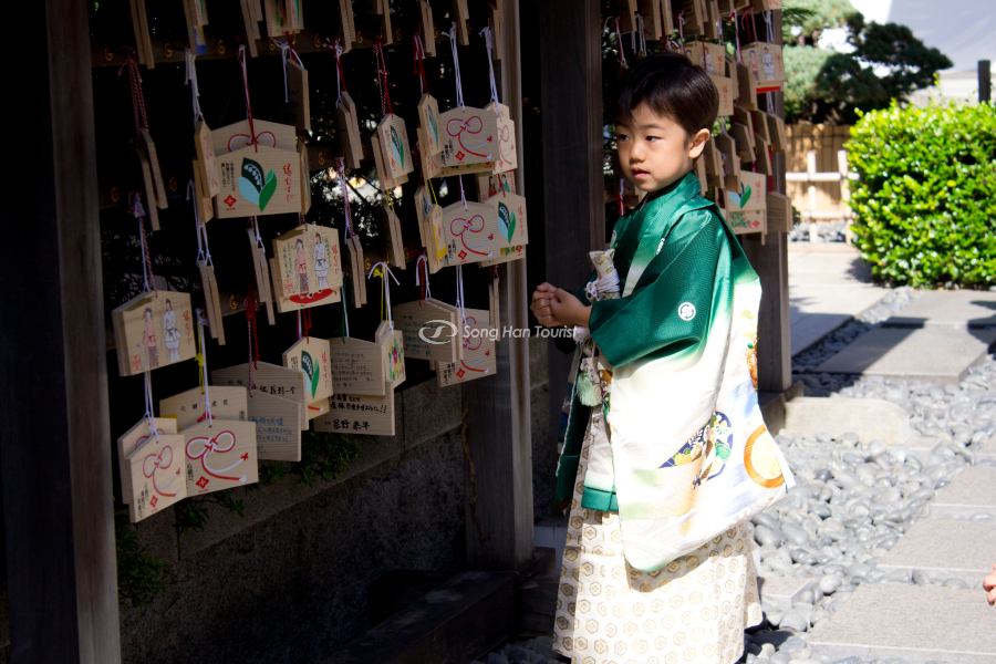  Bé trai dự lễ trong trang phục truyền thống