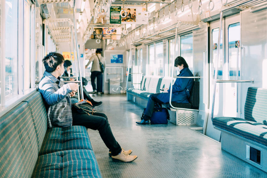 Bên trong tàu điện Nhật khá sạch sẽ