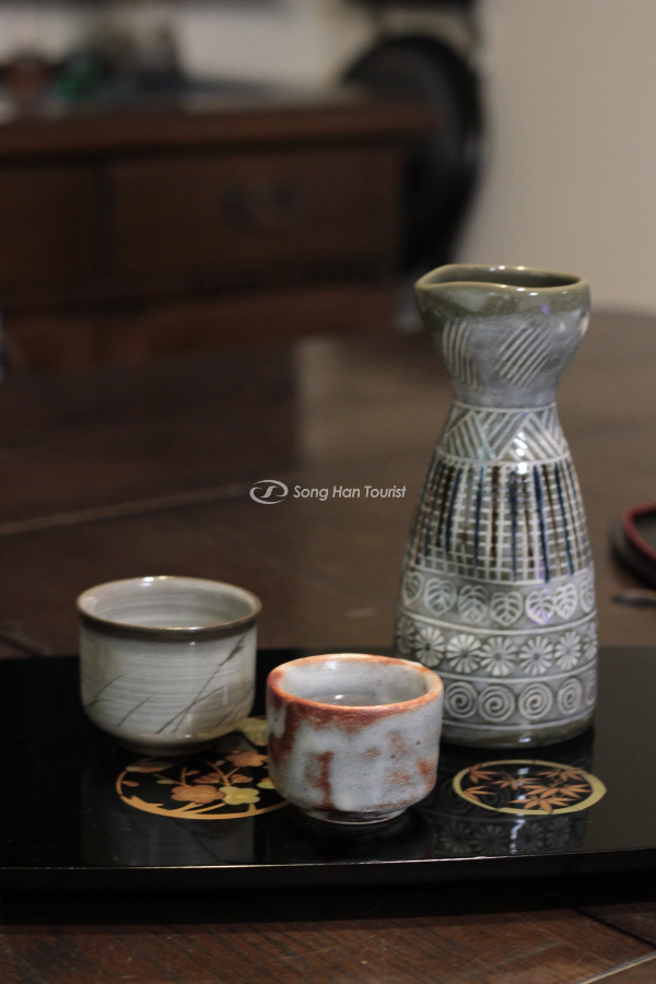 Bình đựng rượu sake để hâm nóng và chén nhỏ uống rượu