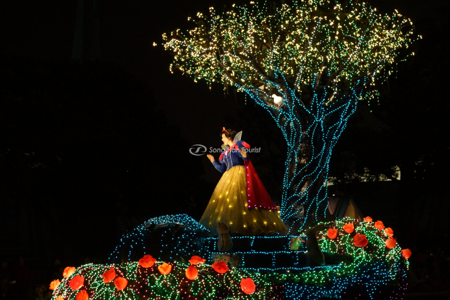 Buổi trình diễn ngoài trời vào dịp lễ hội 