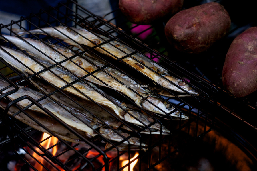 Cá thu đao nướng với mùi hương hấp dẫn