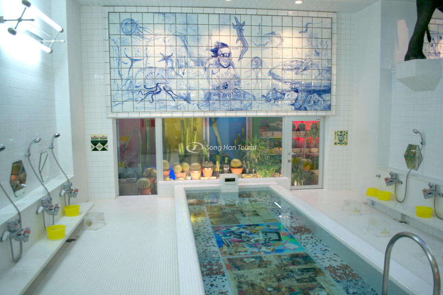 Các bức tường được tô vẽ hình ảnh đặc sắc 