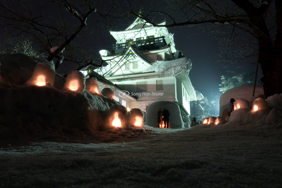 Các kamakura đặt cạnh thành 
