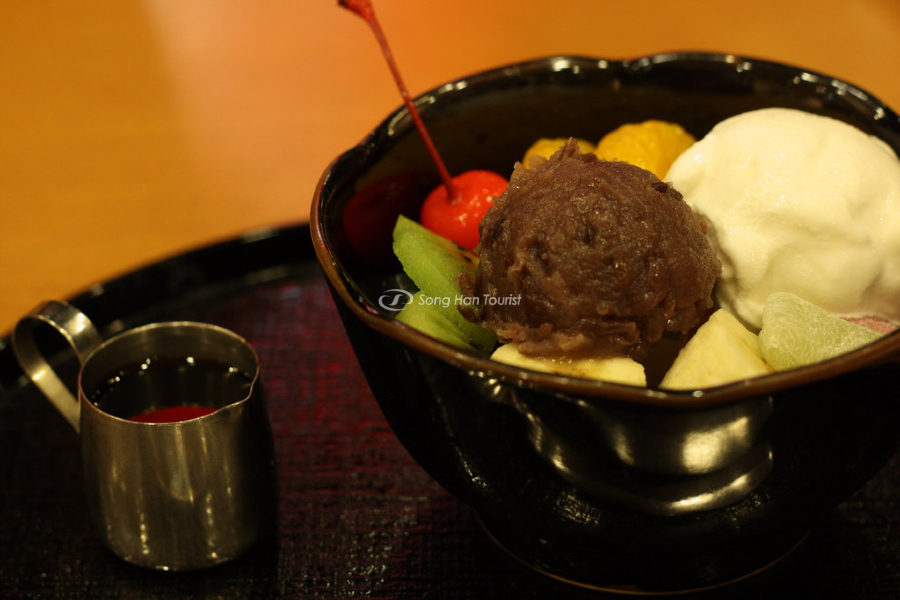 Các nguyên liệu để làm Anmitsu được bày biện đẹp mắt