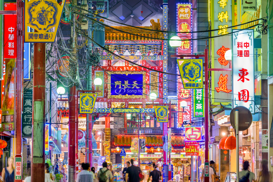 cac-quan-an-day-mau-sac-tai-yokohama