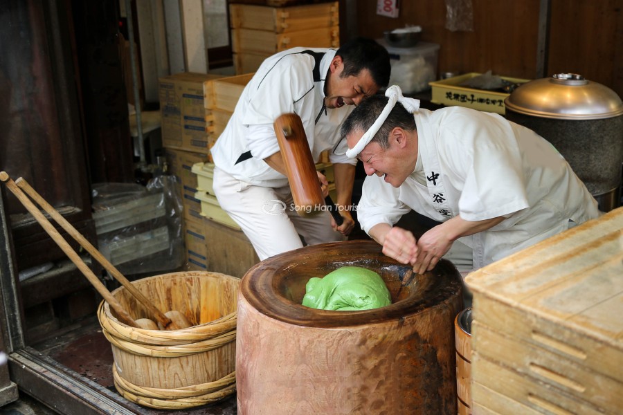 Cách giã bánh truyền thống