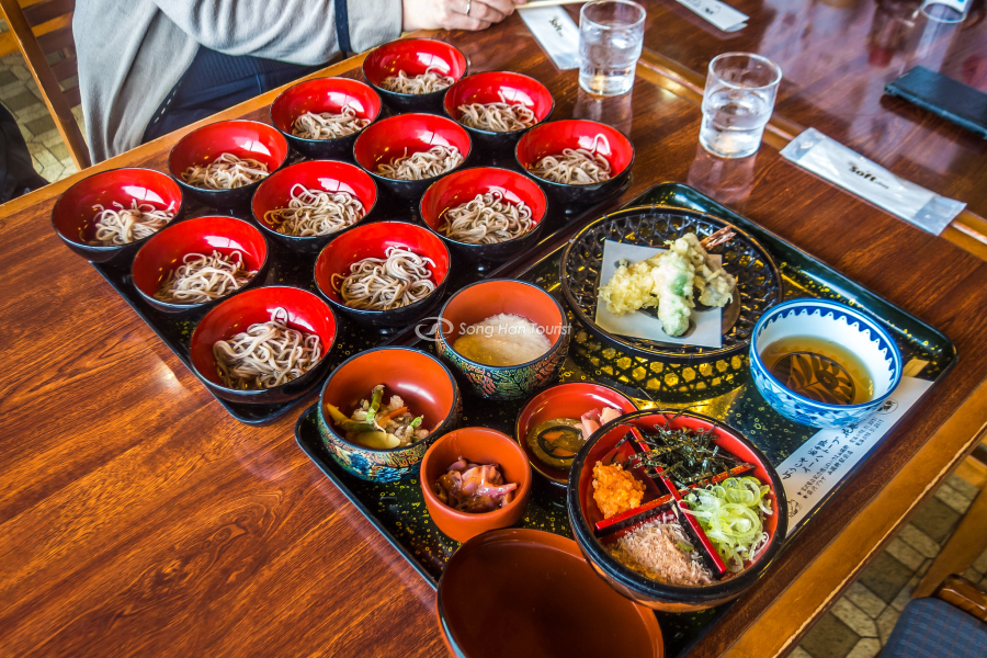 Cách phục vụ độc đáo món mì Wanko Soba