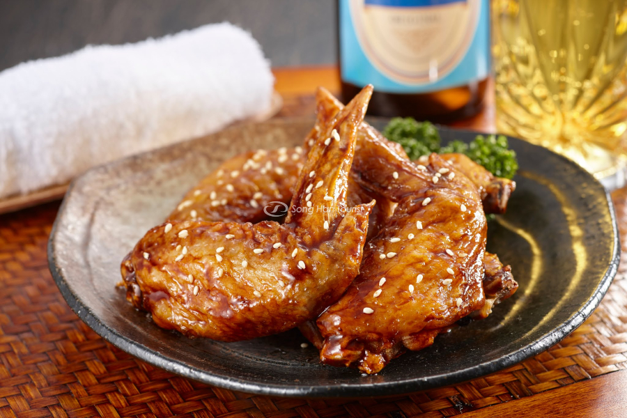 Cánh gà chiên được rắc mè thơm béo