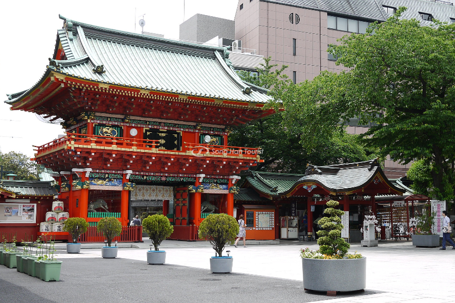 The massive gate you will come across when visiting Kanda Myojin