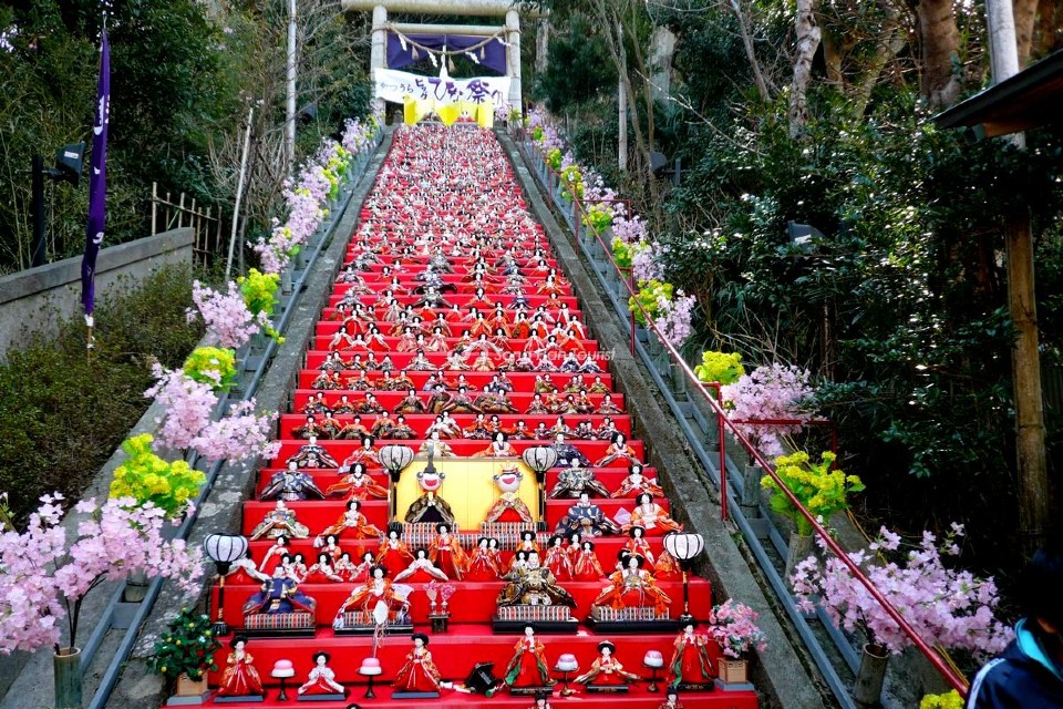 Chiêm ngưỡng cầu thang búp bê tại đền Tomisaki xứ sở hoa anh đào (Nguồn: Internet)