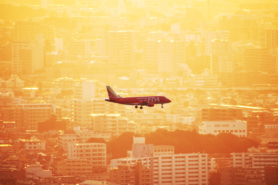 Chuyến bay đón chào hoàng hôn Nhật Bản