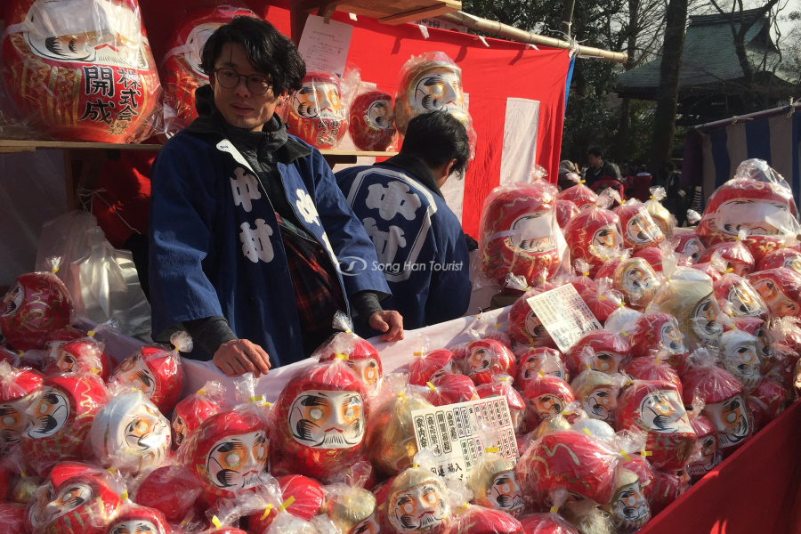 cua-hang-nhat-ban-trung-bay-lat-dat-daruma-voi-nhieu-kich-co