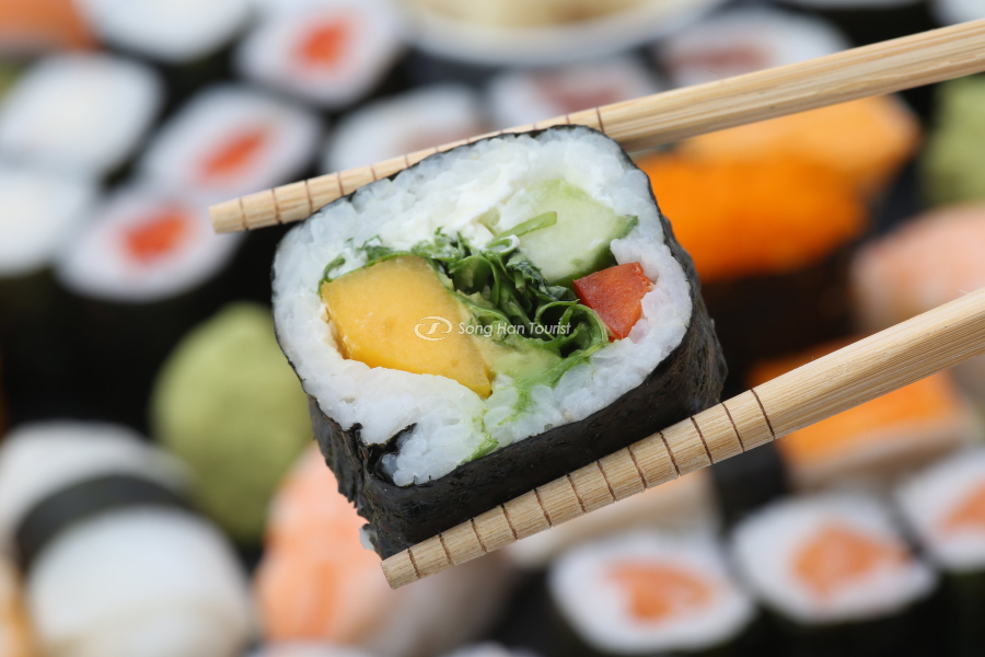 Cơm cuộn rong biển với các nguyên liệu bổ dưỡng