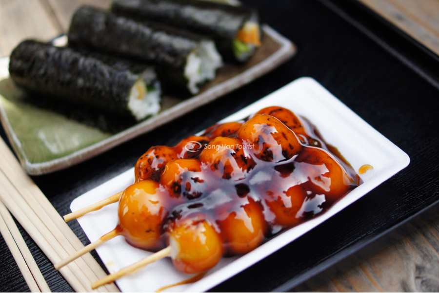 Dango được phủ một lớp mật ong ngọt thanh