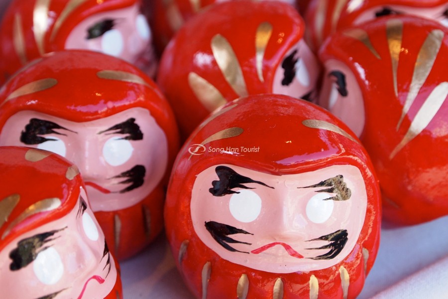 Daruma được làm bằng thủ công