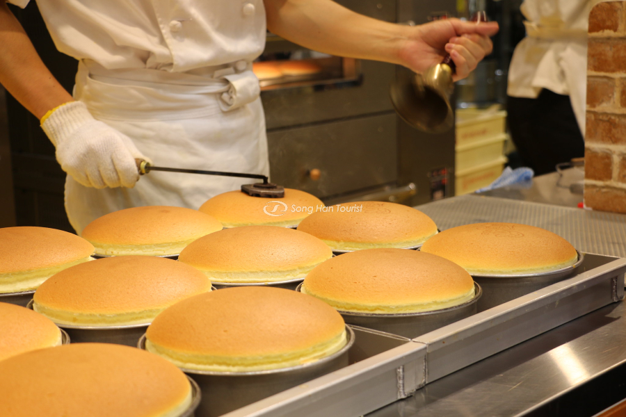 Đầu bếp đang chế biến bánh phục vụ thực khách 