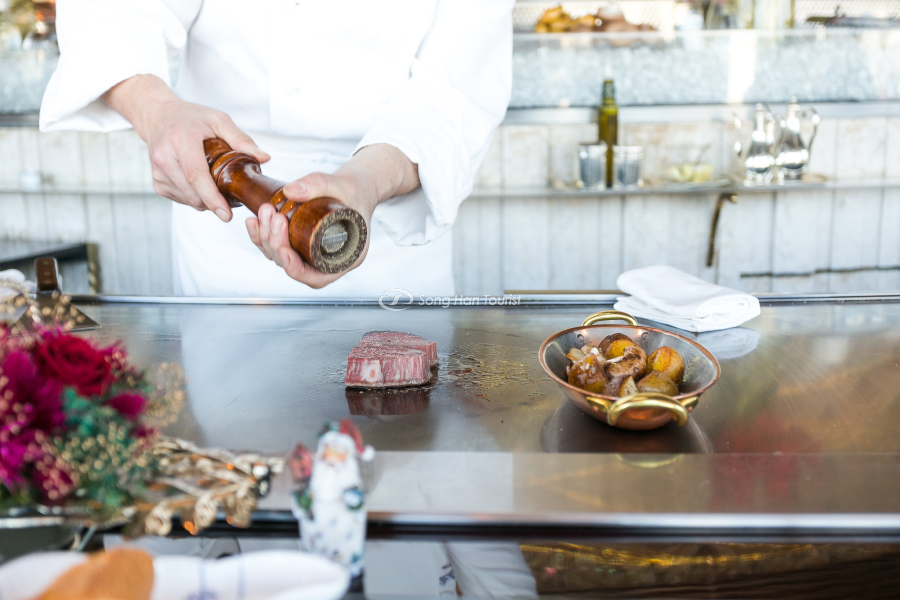 Đầu bếp tại nhà hàng đạt sao Michelin đang chế biến món ăn