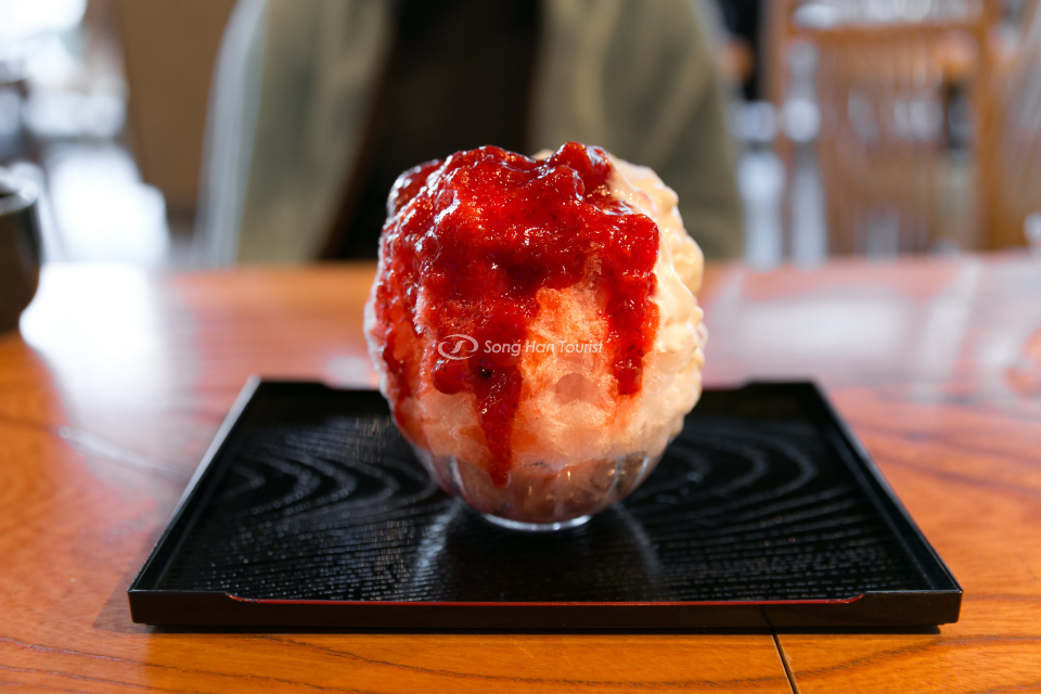 Dâu là hương vị yêu thích của nhiều người khi thưởng thức Kakigori 