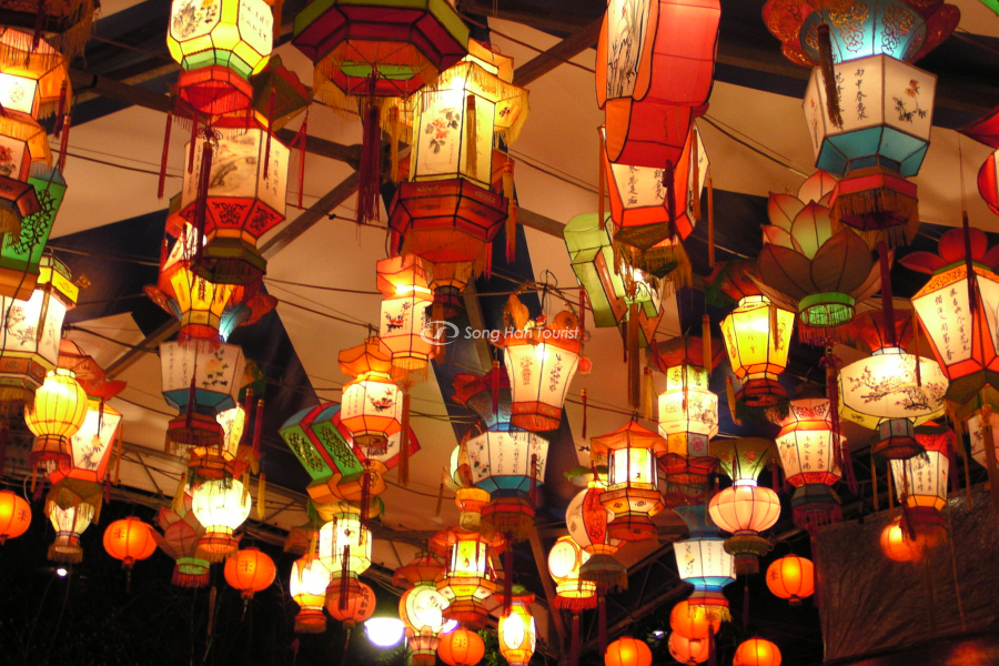 Đèn lồng được treo lung linh