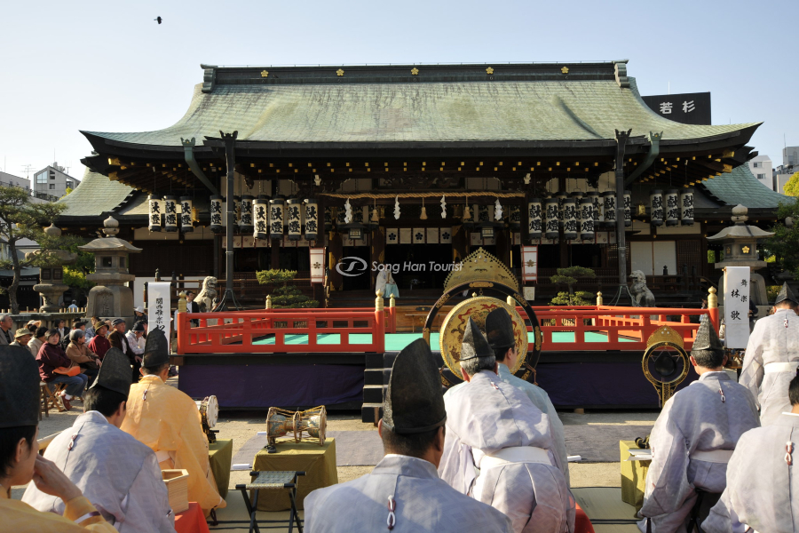 Đền thiêng thường xuyên tổ chức các hoạt động lễ hội