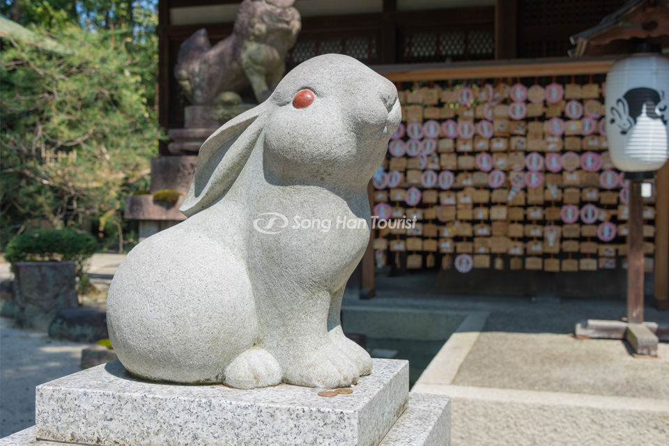 Bức tượng thỏ ở đền Okazaki, Kyoto. (Nguồn: Shutterstock)