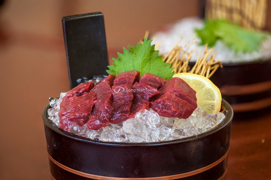 Đĩa thịt ngựa sống được trang trí đẹp mắt 