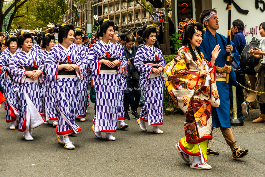 Đoàn diễu hành trong không khí vui tươi 