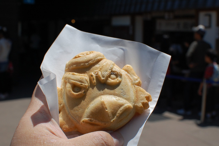 Du khách cực kỳ yêu thích món bánh Tengu Yaki