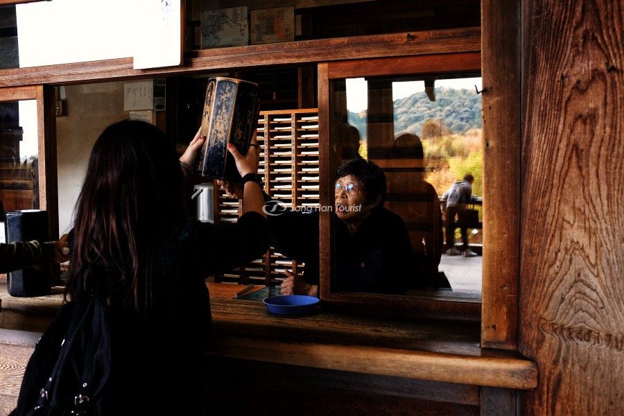 Du khách đang lắc hộp chọn quẻ xăm