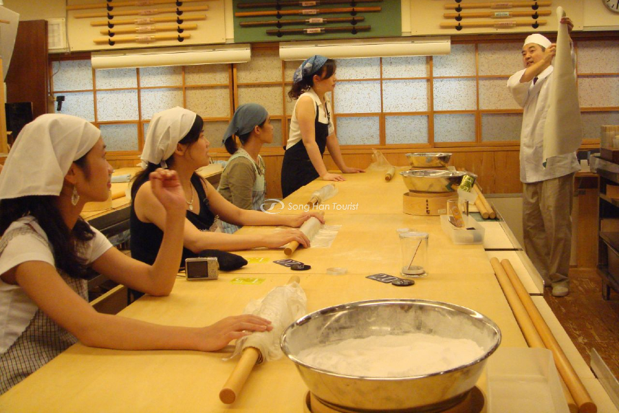 Du khách được hướng dẫn trước khi bắt tay vào làm mì